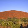 Der Uluru wird von der aufgehenden Sonne beleuchtet und die Farbe ändert sich vom Stand der Sonne